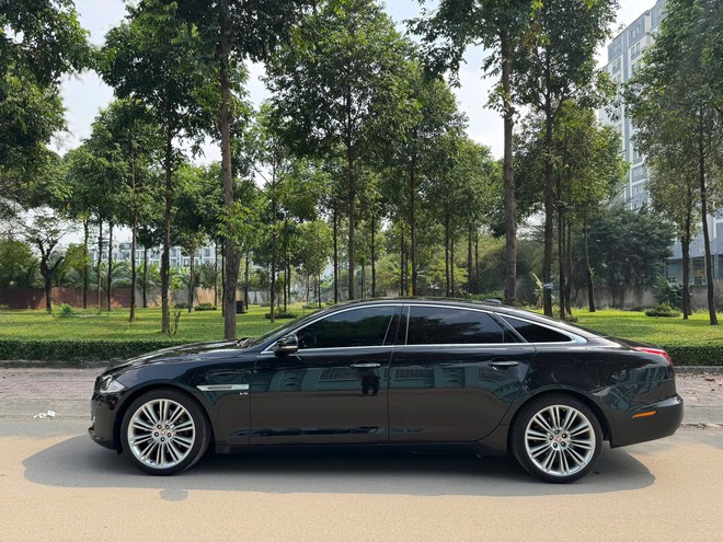 Jaguar XJL rao bán chưa đến 2 tỷ đồng sau 1 thập kỷ, cao hơn S-Class cùng thời nhưng người bán cho rằng đáng giá vì 'không dành cho số đông'- Ảnh 3. Jaguar XJL rao bán chưa đến 2 tỷ đồng sau 1 thập kỷ, cao hơn S-Class cùng thời nhưng người bán cho rằng đáng giá vì 'không dành cho số đông'- Ảnh 3.