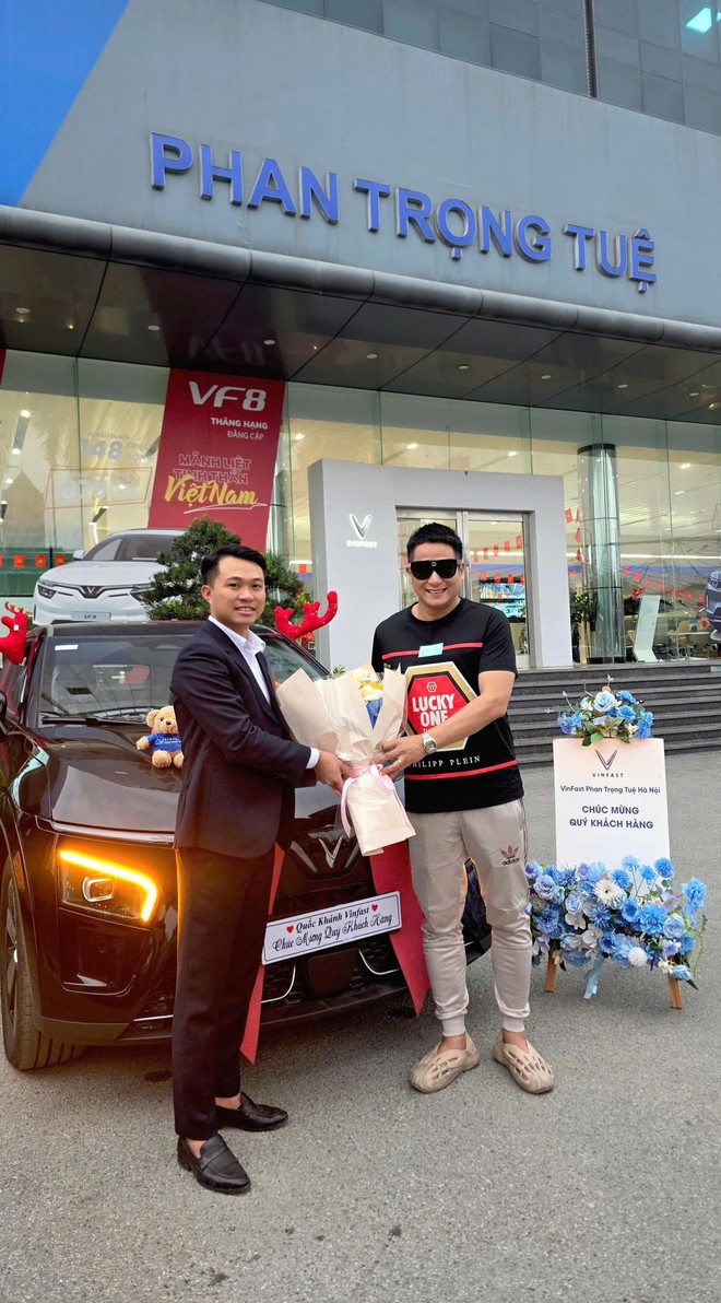 Chưa thỏa mãn với cặp đôi VF 3, nam diễn viên phim giờ vàng tậu luôn VinFast VF 7, mua xe vì thấy đẹp nhưng lý do thực sự là đây- Ảnh 2.