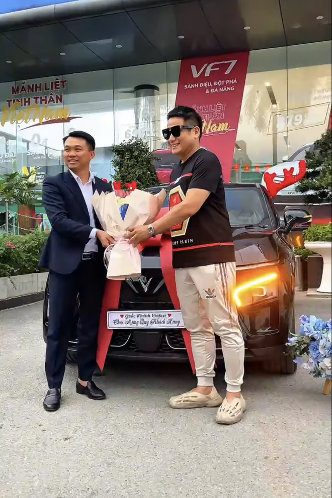 Chưa thỏa mãn với cặp đôi VF 3, nam diễn viên phim giờ vàng tậu luôn VinFast VF 7, mua xe vì thấy đẹp nhưng lý do thực sự là đây- Ảnh 3.