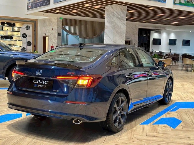 Honda Civic e:HEV RS giảm giá tới 140 triệu tại đại lý, mạnh ngang BMW 3-Series nhưng rẻ bằng một nửa- Ảnh 5. Honda Civic e:HEV RS giảm giá tới 140 triệu tại đại lý, mạnh ngang BMW 3-Series nhưng rẻ bằng một nửa- Ảnh 5.