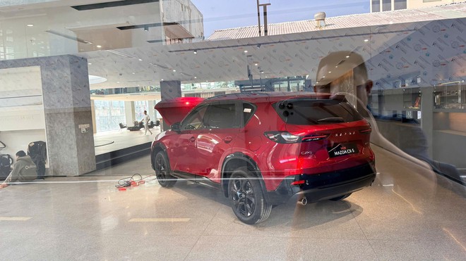 Mazda CX-5 đời mới, CX-90, CX-60 đầu tiên xuất hiện tại Việt Nam: Xe đã có mặt ở showroom, dễ ra mắt ngay ngày 11/12 tới- Ảnh 1. Mazda CX-5 đời mới, CX-90, CX-60 đầu tiên xuất hiện tại Việt Nam: Xe đã có mặt ở showroom, dễ ra mắt ngay ngày 11/12 tới- Ảnh 1.