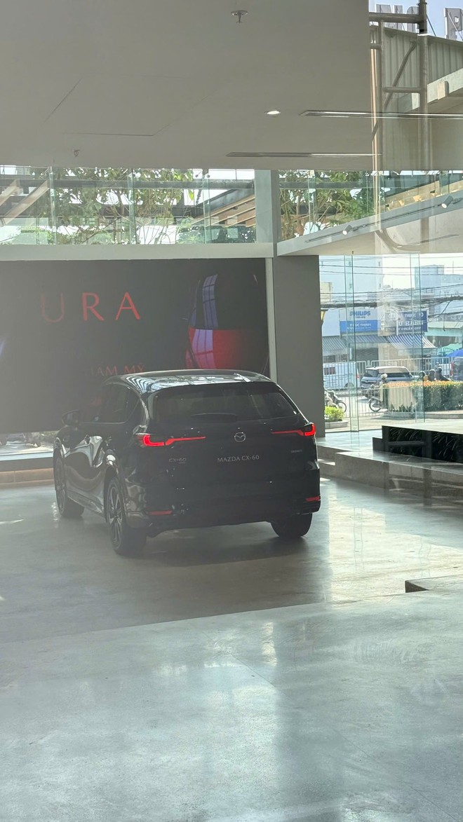 Mazda CX-5 đời mới, CX-90, CX-60 đầu tiên xuất hiện tại Việt Nam: Xe đã có mặt ở showroom, dễ ra mắt ngay ngày 11/12 tới- Ảnh 3. Mazda CX-5 đời mới, CX-90, CX-60 đầu tiên xuất hiện tại Việt Nam: Xe đã có mặt ở showroom, dễ ra mắt ngay ngày 11/12 tới- Ảnh 3.