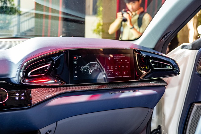 Lisa BLACKPINK khoe mới tậu Ferrari Purosangue: Chỉ xe đ&atilde; &iacute;t nhất 40 tỷ, c&ograve;n th&ecirc;m g&oacute;i trang bị chất chơi- Ảnh 6.