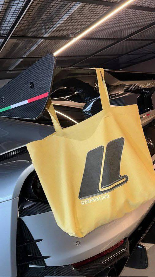 Lisa BLACKPINK khoe mới tậu Ferrari Purosangue: Chỉ xe đ&atilde; &iacute;t nhất 40 tỷ, c&ograve;n th&ecirc;m g&oacute;i trang bị chất chơi- Ảnh 9.