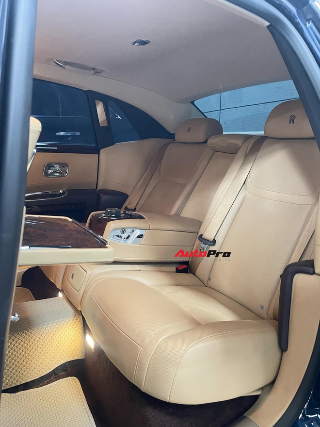 Đại gia Nghệ An tậu Rolls-Royce Ghost hậu chia tay Lamborghini Huracan: Chạy siêu xe đường dài bị mệt nên đổi sang xe siêu sang, mua gần 15 tỷ đồng, có thể đổi trong tương lai- Ảnh 12. Đại gia Nghệ An tậu Rolls-Royce Ghost hậu chia tay Lamborghini Huracan: Chạy siêu xe đường dài bị mệt nên đổi sang xe siêu sang, mua gần 15 tỷ đồng, có thể đổi trong tương lai- Ảnh 12.