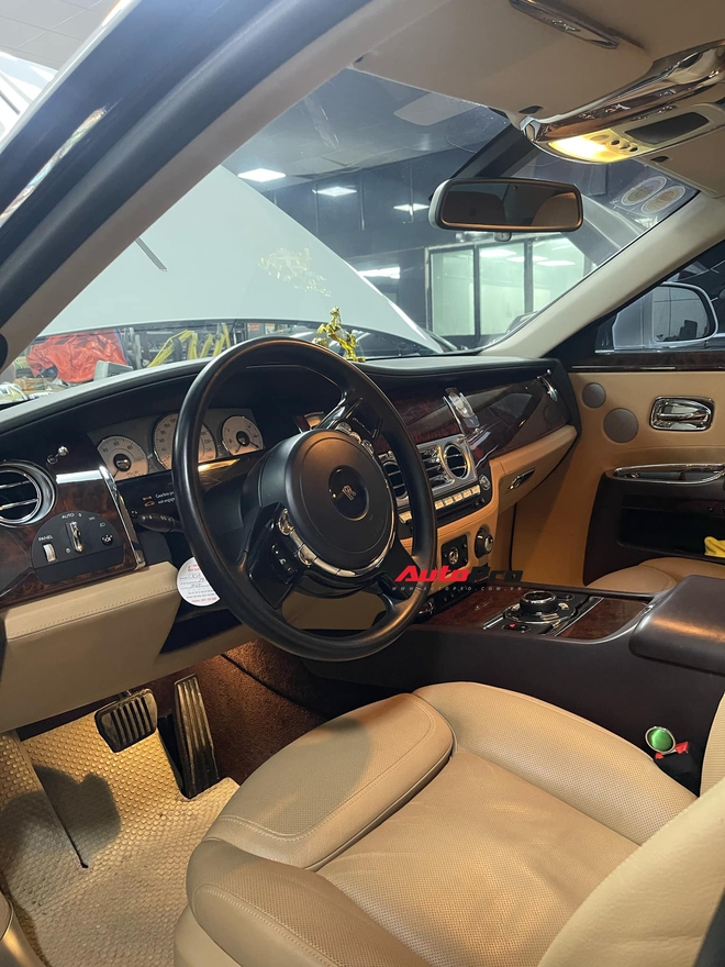 Đại gia Nghệ An tậu Rolls-Royce Ghost hậu chia tay Lamborghini Huracan: Chạy siêu xe đường dài bị mệt nên đổi sang xe siêu sang, mua gần 15 tỷ đồng, có thể đổi trong tương lai- Ảnh 11. Đại gia Nghệ An tậu Rolls-Royce Ghost hậu chia tay Lamborghini Huracan: Chạy siêu xe đường dài bị mệt nên đổi sang xe siêu sang, mua gần 15 tỷ đồng, có thể đổi trong tương lai- Ảnh 11.