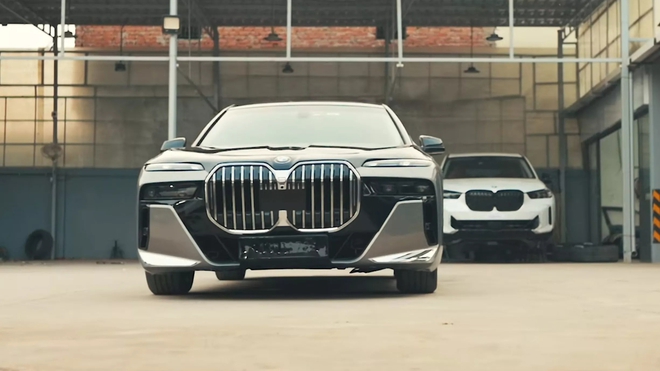 Chiếc BMW 7-Series đẹp long lanh này thực chất đã 15 năm tuổi, các chi tiết bên hông tiết lộ sự thật- Ảnh 7.