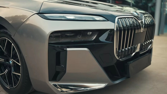 Chiếc BMW 7-Series đẹp long lanh này thực chất đã 15 năm tuổi, các chi tiết bên hông tiết lộ sự thật- Ảnh 10.