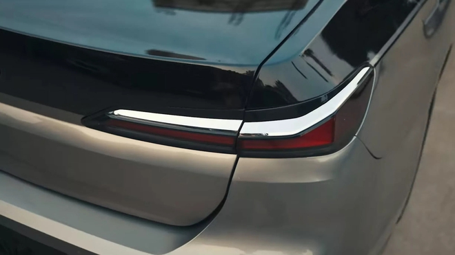 Chiếc BMW 7-Series đẹp long lanh này thực chất đã 15 năm tuổi, các chi tiết bên hông tiết lộ sự thật- Ảnh 11.