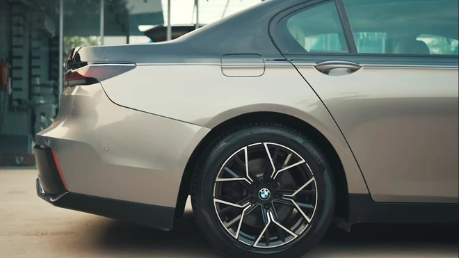 Chiếc BMW 7-Series đẹp long lanh này thực chất đã 15 năm tuổi, các chi tiết bên hông tiết lộ sự thật- Ảnh 14.
