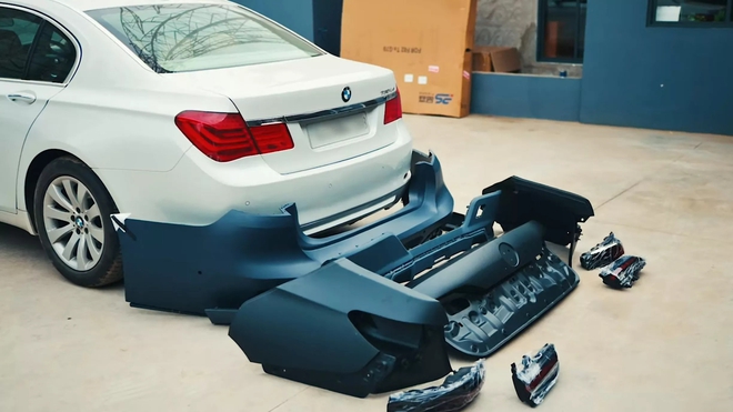 Chiếc BMW 7-Series đẹp long lanh này thực chất đã 15 năm tuổi, các chi tiết bên hông tiết lộ sự thật- Ảnh 3.