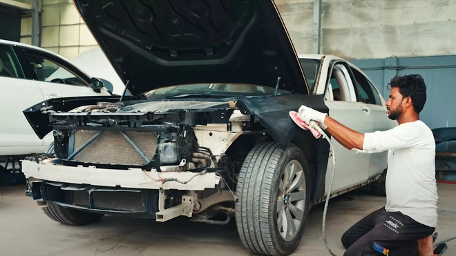 Chiếc BMW 7-Series đẹp long lanh này thực chất đã 15 năm tuổi, các chi tiết bên hông tiết lộ sự thật- Ảnh 5.