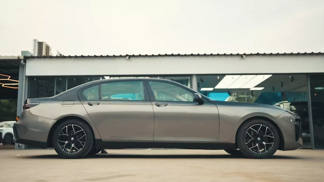 Chiếc BMW 7-Series đẹp long lanh này thực chất đã 15 năm tuổi, các chi tiết bên hông tiết lộ sự thật- Ảnh 12.