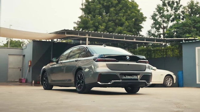 Chiếc BMW 7-Series đẹp long lanh này thực chất đã 15 năm tuổi, các chi tiết bên hông tiết lộ sự thật- Ảnh 13.