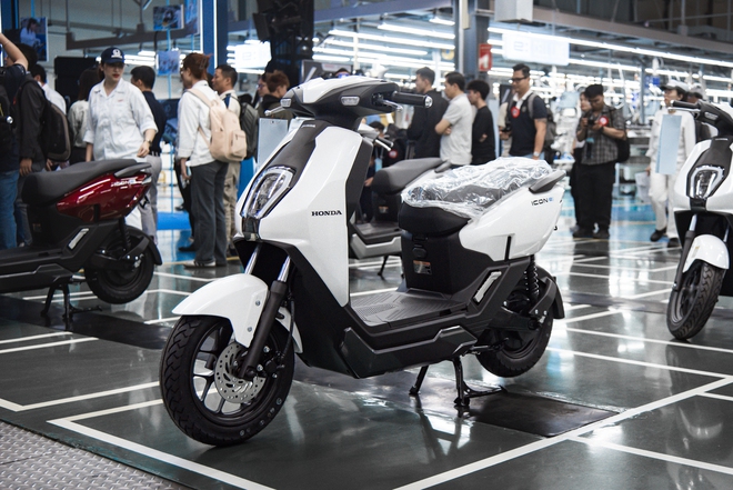 Cầm 30 triệu mua Honda ICON e:, hay tiết kiệm 9 triệu chọn VinFast Evo Lite NEO, bảng so s&aacute;nh n&agrave;y cho c&acirc;u trả lời- Ảnh 2.