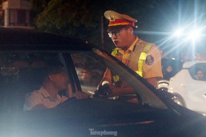 H&agrave; Nội: Uống 4 cốc bia xong đi giao h&agrave;ng cho vợ, nam t&agrave;i xế xe m&aacute;y bị phạt nặng- Ảnh 3.