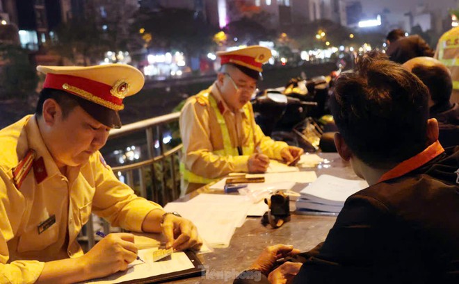 H&agrave; Nội: Uống 4 cốc bia xong đi giao h&agrave;ng cho vợ, nam t&agrave;i xế xe m&aacute;y bị phạt nặng- Ảnh 7.