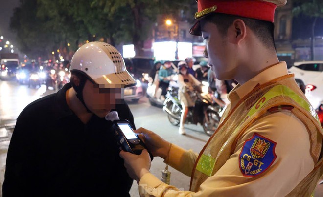 H&agrave; Nội: Uống 4 cốc bia xong đi giao h&agrave;ng cho vợ, nam t&agrave;i xế xe m&aacute;y bị phạt nặng- Ảnh 6.