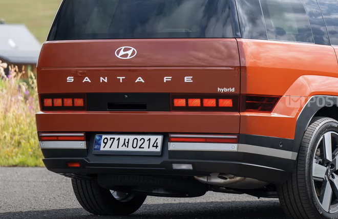 Hyundai Santa Fe mới chỉnh lại thế này có thể đỡ gây tranh cãi: Mặt trước ‘ngầu’ hơn, không còn đèn hậu ‘khúc xương’- Ảnh 8. Hyundai Santa Fe mới chỉnh lại thế này có thể đỡ gây tranh cãi: Mặt trước ‘ngầu’ hơn, không còn đèn hậu ‘khúc xương’- Ảnh 8.