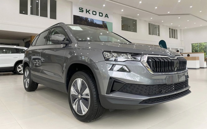 Skoda Karoq giảm giá kỷ lục còn 749 đồng triệu tại đại lý, rẻ hơn Yaris Cross, người mua phải đánh đổi một điều- Ảnh 3. Skoda Karoq giảm giá kỷ lục còn 749 đồng triệu tại đại lý, rẻ hơn Yaris Cross, người mua phải đánh đổi một điều- Ảnh 3.