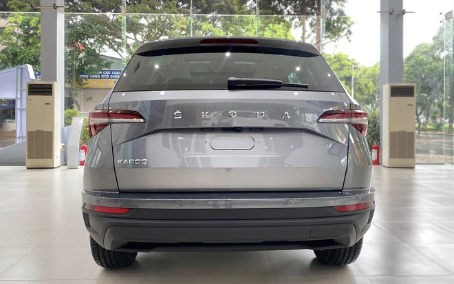 Skoda Karoq giảm giá kỷ lục còn 749 đồng triệu tại đại lý, rẻ hơn Yaris Cross, người mua phải đánh đổi một điều- Ảnh 5. Skoda Karoq giảm giá kỷ lục còn 749 đồng triệu tại đại lý, rẻ hơn Yaris Cross, người mua phải đánh đổi một điều- Ảnh 5.