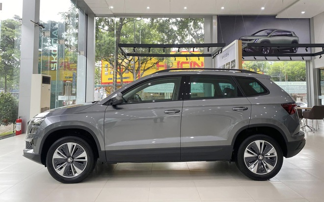 Skoda Karoq giảm giá kỷ lục còn 749 đồng triệu tại đại lý, rẻ hơn Yaris Cross, người mua phải đánh đổi một điều- Ảnh 4. Skoda Karoq giảm giá kỷ lục còn 749 đồng triệu tại đại lý, rẻ hơn Yaris Cross, người mua phải đánh đổi một điều- Ảnh 4.