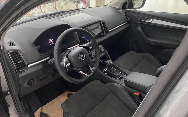 Skoda Karoq giảm giá kỷ lục còn 749 đồng triệu tại đại lý, rẻ hơn Yaris Cross, người mua phải đánh đổi một điều- Ảnh 7. Skoda Karoq giảm giá kỷ lục còn 749 đồng triệu tại đại lý, rẻ hơn Yaris Cross, người mua phải đánh đổi một điều- Ảnh 7.