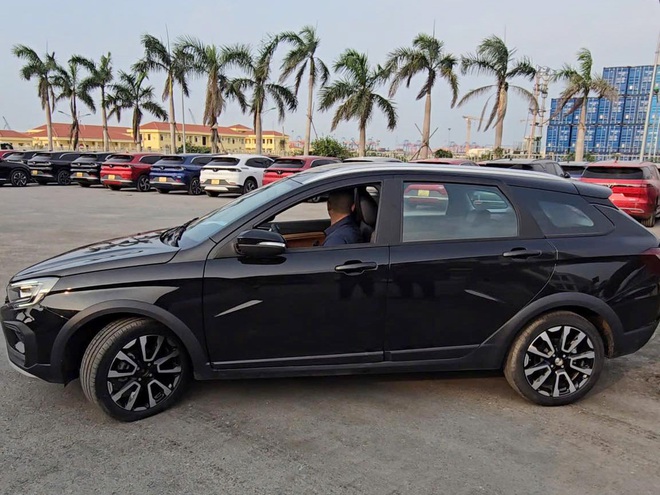 Ảnh thực tế lô ô tô Nga giá dự kiến từ 360 triệu đồng đã về Việt Nam: Có SUV kiểu Jimny, sedan cùng cỡ Attrage- Ảnh 6. Ảnh thực tế lô ô tô Nga giá dự kiến từ 360 triệu đồng đã về Việt Nam: Có SUV kiểu Jimny, sedan cùng cỡ Attrage- Ảnh 6.