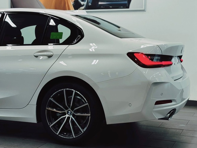 3 bản BMW 3 Series 2025 có giá tại đại lý: Từ 1,549 tỷ đồng, nâng cấp công nghệ nhưng cắt một thứ đắt tiền mà C-Class vừa thêm- Ảnh 4. 3 bản BMW 3 Series 2025 có giá tại đại lý: Từ 1,549 tỷ đồng, nâng cấp công nghệ nhưng cắt một thứ đắt tiền mà C-Class vừa thêm- Ảnh 4.