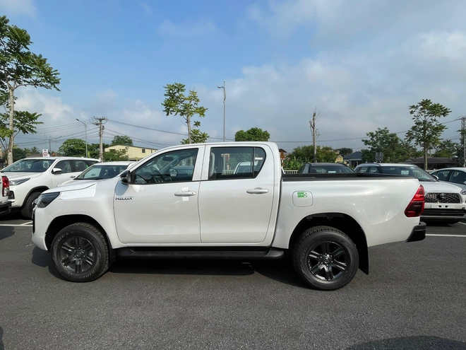 Toyota Hilux lần đầu bán hơn Mitsubishi Triton trong năm nay, vượt Ford Ranger ở một điểm- Ảnh 6. Toyota Hilux lần đầu bán hơn Mitsubishi Triton trong năm nay, vượt Ford Ranger ở một điểm- Ảnh 6.