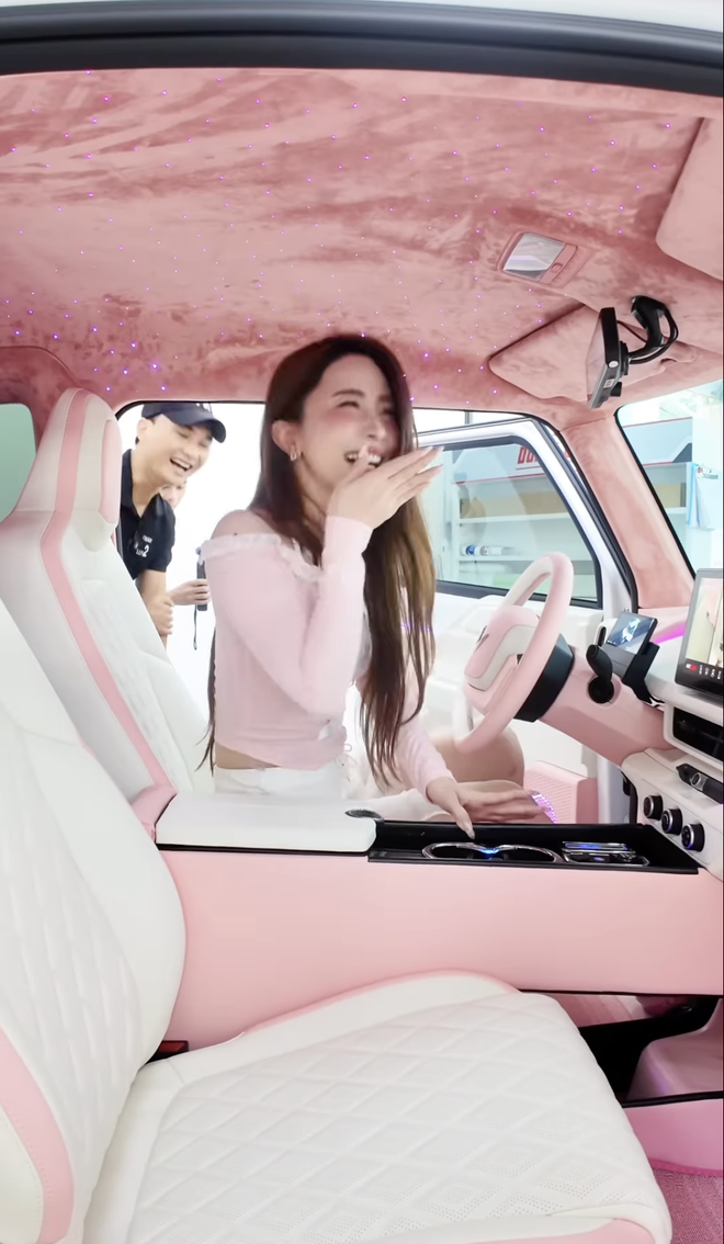 &lsquo;C&aacute; sấu ch&uacute;a&rsquo; Quỳnh Nga tậu VinFast VF 3 d&ugrave; đ&atilde; c&oacute; Mercedes C-Class, độ lại theo phong c&aacute;ch 'ngoan, xinh, y&ecirc;u' khiến CĐM trầm trồ- Ảnh 5.