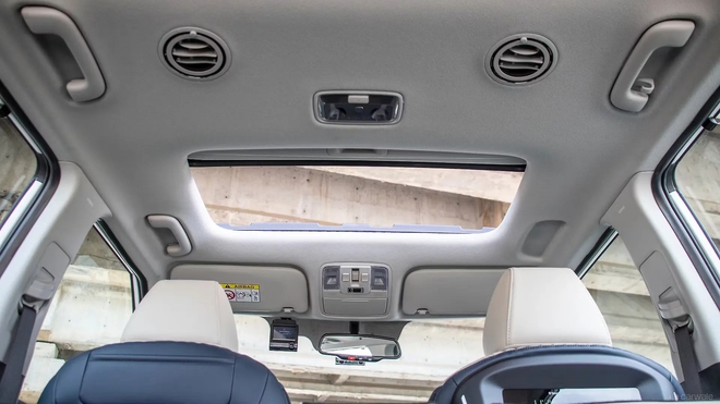 Ảnh thực tế Kia Carens Clavis vừa ra mắt: Có phanh tay điện tử, đồng hồ tốc độ 12 inch và 20 tính năng ADAS cấp độ 2- Ảnh 21. Ảnh thực tế Kia Carens Clavis vừa ra mắt: Có phanh tay điện tử, đồng hồ tốc độ 12 inch và 20 tính năng ADAS cấp độ 2- Ảnh 21.