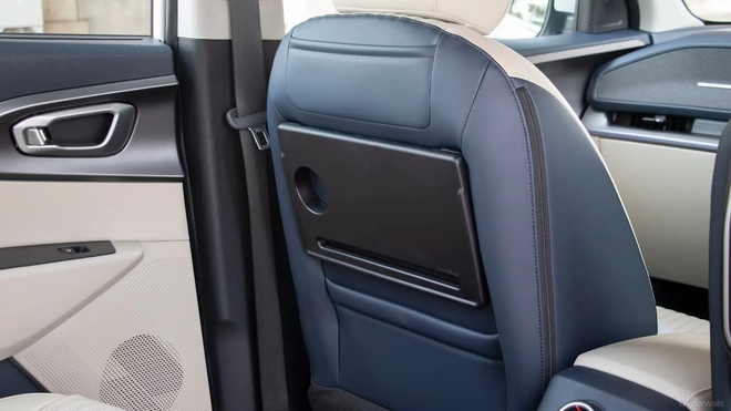 Ảnh thực tế Kia Carens Clavis vừa ra mắt: Có phanh tay điện tử, đồng hồ tốc độ 12 inch và 20 tính năng ADAS cấp độ 2- Ảnh 19. Ảnh thực tế Kia Carens Clavis vừa ra mắt: Có phanh tay điện tử, đồng hồ tốc độ 12 inch và 20 tính năng ADAS cấp độ 2- Ảnh 19.