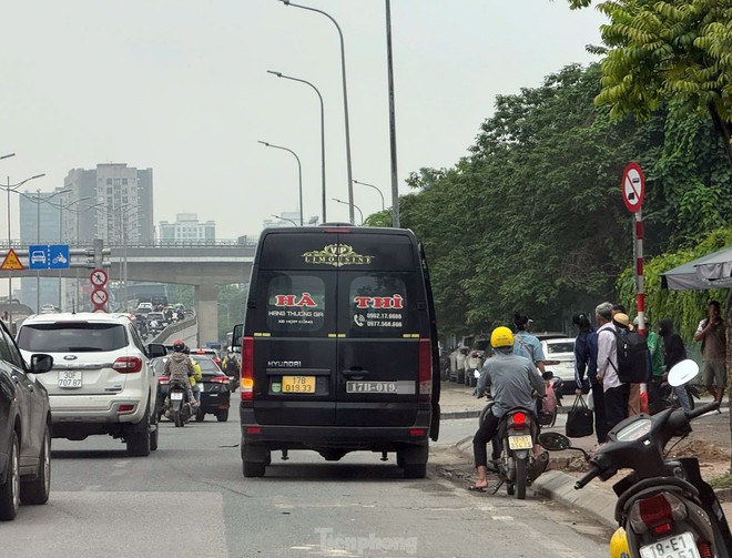 CSGT Hà Nội dùng camera chuyên dụng ghi hình xử lý loạt xe khách vi phạm- Ảnh 2. CSGT Hà Nội dùng camera chuyên dụng ghi hình xử lý loạt xe khách vi phạm- Ảnh 2.