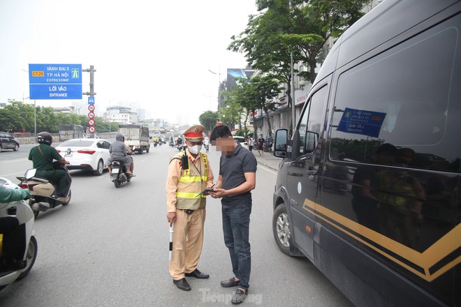 CSGT Hà Nội dùng camera chuyên dụng ghi hình xử lý loạt xe khách vi phạm- Ảnh 9. CSGT Hà Nội dùng camera chuyên dụng ghi hình xử lý loạt xe khách vi phạm- Ảnh 9.