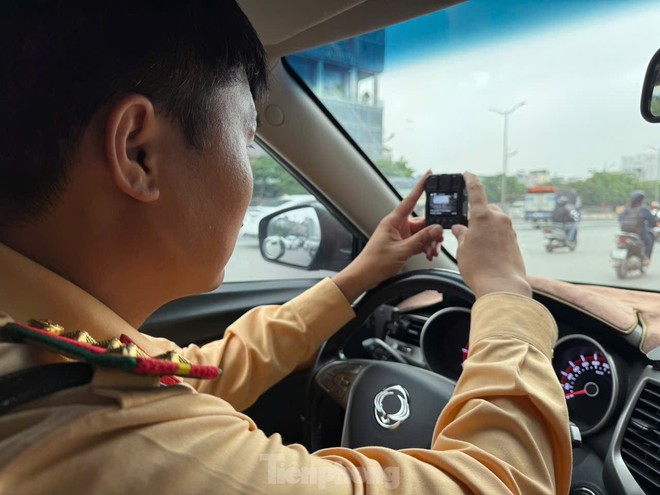 CSGT Hà Nội dùng camera chuyên dụng ghi hình xử lý loạt xe khách vi phạm- Ảnh 5. CSGT Hà Nội dùng camera chuyên dụng ghi hình xử lý loạt xe khách vi phạm- Ảnh 5.