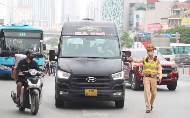 CSGT Hà Nội dùng camera chuyên dụng ghi hình xử lý loạt xe khách vi phạm- Ảnh 4. CSGT Hà Nội dùng camera chuyên dụng ghi hình xử lý loạt xe khách vi phạm- Ảnh 4.