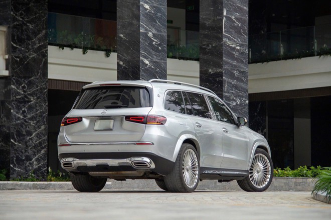 Chiếc xe trông giống Mercedes-Maybach GLS 600 này có giá bán lại gần 3,8 tỷ đồng: Chủ cũ độ nhiều chi tiết nhưng chừa lại nội thất 'zin'- Ảnh 3. Chiếc xe trông giống Mercedes-Maybach GLS 600 này có giá bán lại gần 3,8 tỷ đồng: Chủ cũ độ nhiều chi tiết nhưng chừa lại nội thất 'zin'- Ảnh 3.