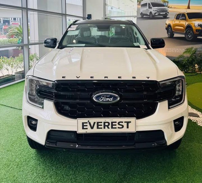 Ảnh thực tế Ford Everest Sport bản đặc biệt gần 1,2 tỷ đồng tại đại lý: Thêm 21 triệu đồng đổi lấy màu sơn kiểu mới, mâm xe giống Ranger Stormtrak- Ảnh 3. Ảnh thực tế Ford Everest Sport bản đặc biệt gần 1,2 tỷ đồng tại đại lý: Thêm 21 triệu đồng đổi lấy màu sơn kiểu mới, mâm xe giống Ranger Stormtrak- Ảnh 3.