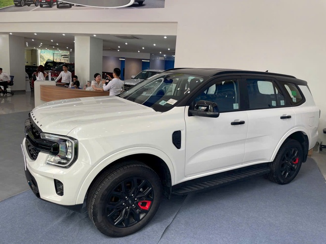 Ảnh thực tế Ford Everest Sport bản đặc biệt gần 1,2 tỷ đồng tại đại lý: Thêm 21 triệu đồng đổi lấy màu sơn kiểu mới, mâm xe giống Ranger Stormtrak- Ảnh 4. Ảnh thực tế Ford Everest Sport bản đặc biệt gần 1,2 tỷ đồng tại đại lý: Thêm 21 triệu đồng đổi lấy màu sơn kiểu mới, mâm xe giống Ranger Stormtrak- Ảnh 4.