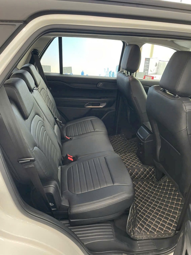 Ảnh thực tế Ford Everest Sport bản đặc biệt gần 1,2 tỷ đồng tại đại lý: Thêm 21 triệu đồng đổi lấy màu sơn kiểu mới, mâm xe giống Ranger Stormtrak- Ảnh 9. Ảnh thực tế Ford Everest Sport bản đặc biệt gần 1,2 tỷ đồng tại đại lý: Thêm 21 triệu đồng đổi lấy màu sơn kiểu mới, mâm xe giống Ranger Stormtrak- Ảnh 9.