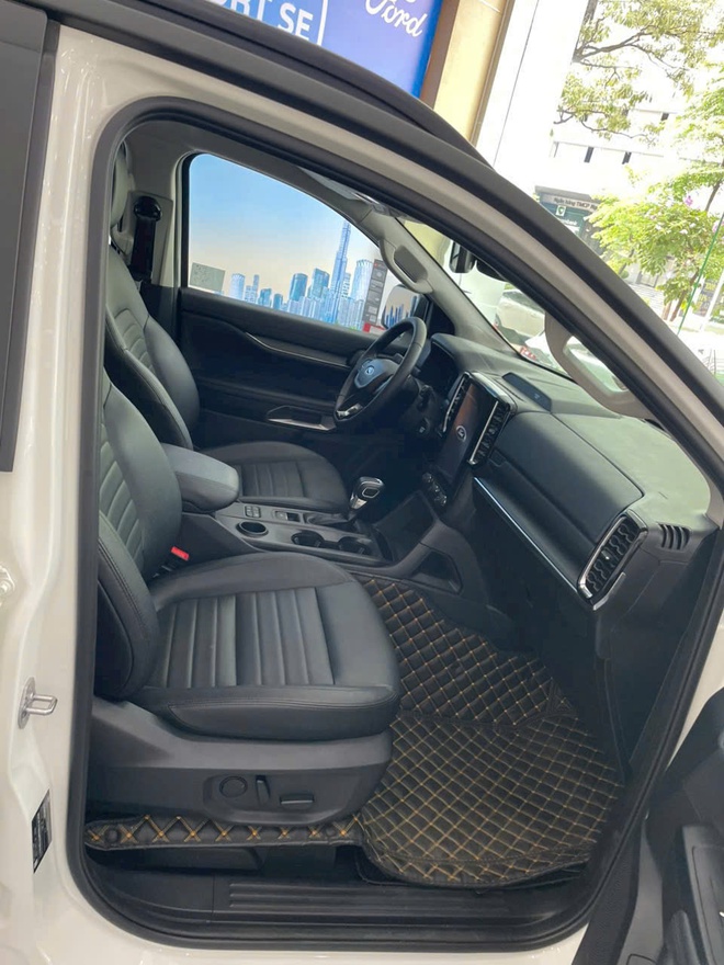 Ảnh thực tế Ford Everest Sport bản đặc biệt gần 1,2 tỷ đồng tại đại lý: Thêm 21 triệu đồng đổi lấy màu sơn kiểu mới, mâm xe giống Ranger Stormtrak- Ảnh 8. Ảnh thực tế Ford Everest Sport bản đặc biệt gần 1,2 tỷ đồng tại đại lý: Thêm 21 triệu đồng đổi lấy màu sơn kiểu mới, mâm xe giống Ranger Stormtrak- Ảnh 8.