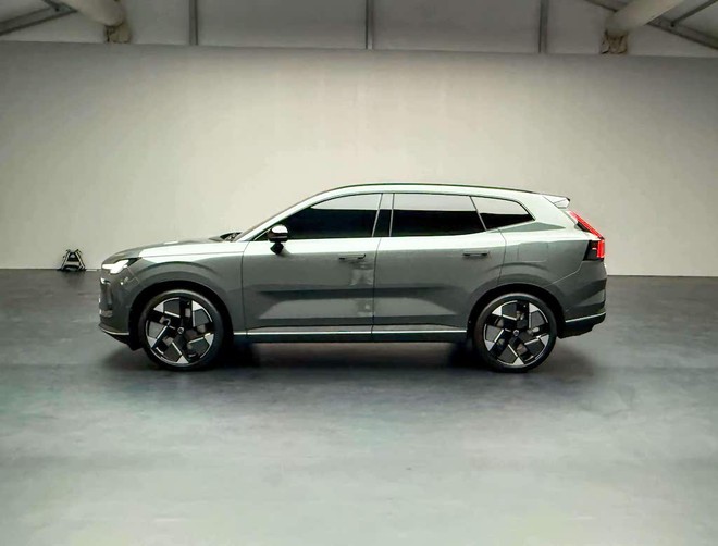 Ảnh thực tế Volvo XC70 vừa ‘hồi sinh’: Nhìn như xe điện nhưng là PHEV, mâm khủng 21 inch, về Việt Nam dễ tranh khách của ‘đàn em’ XC60- Ảnh 9. Ảnh thực tế Volvo XC70 vừa ‘hồi sinh’: Nhìn như xe điện nhưng là PHEV, mâm khủng 21 inch, về Việt Nam dễ tranh khách của ‘đàn em’ XC60- Ảnh 9.