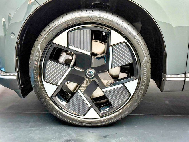 Ảnh thực tế Volvo XC70 vừa ‘hồi sinh’: Nhìn như xe điện nhưng là PHEV, mâm khủng 21 inch, về Việt Nam dễ tranh khách của ‘đàn em’ XC60- Ảnh 13. Ảnh thực tế Volvo XC70 vừa ‘hồi sinh’: Nhìn như xe điện nhưng là PHEV, mâm khủng 21 inch, về Việt Nam dễ tranh khách của ‘đàn em’ XC60- Ảnh 13.