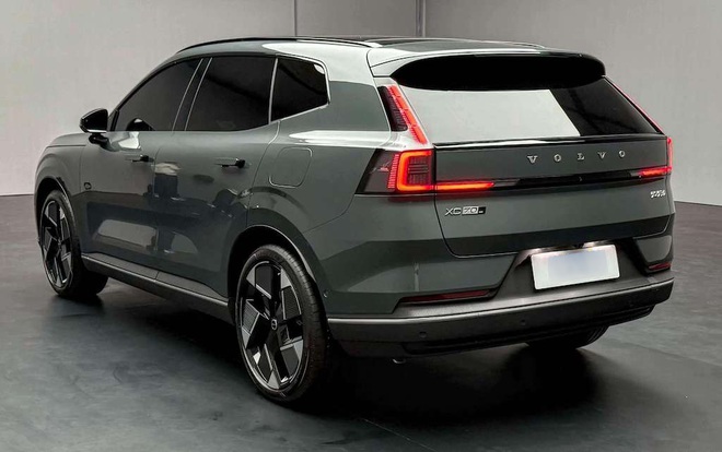 Ảnh thực tế Volvo XC70 vừa ‘hồi sinh’: Nhìn như xe điện nhưng là PHEV, mâm khủng 21 inch, về Việt Nam dễ tranh khách của ‘đàn em’ XC60- Ảnh 6. Ảnh thực tế Volvo XC70 vừa ‘hồi sinh’: Nhìn như xe điện nhưng là PHEV, mâm khủng 21 inch, về Việt Nam dễ tranh khách của ‘đàn em’ XC60- Ảnh 6.