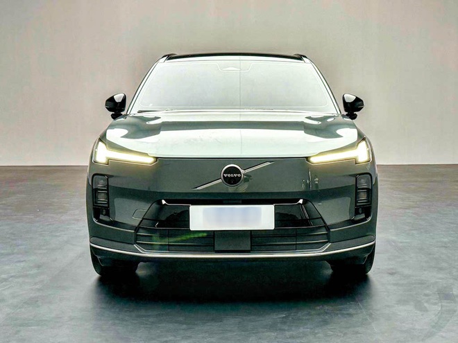 Ảnh thực tế Volvo XC70 vừa ‘hồi sinh’: Nhìn như xe điện nhưng là PHEV, mâm khủng 21 inch, về Việt Nam dễ tranh khách của ‘đàn em’ XC60- Ảnh 7. Ảnh thực tế Volvo XC70 vừa ‘hồi sinh’: Nhìn như xe điện nhưng là PHEV, mâm khủng 21 inch, về Việt Nam dễ tranh khách của ‘đàn em’ XC60- Ảnh 7.