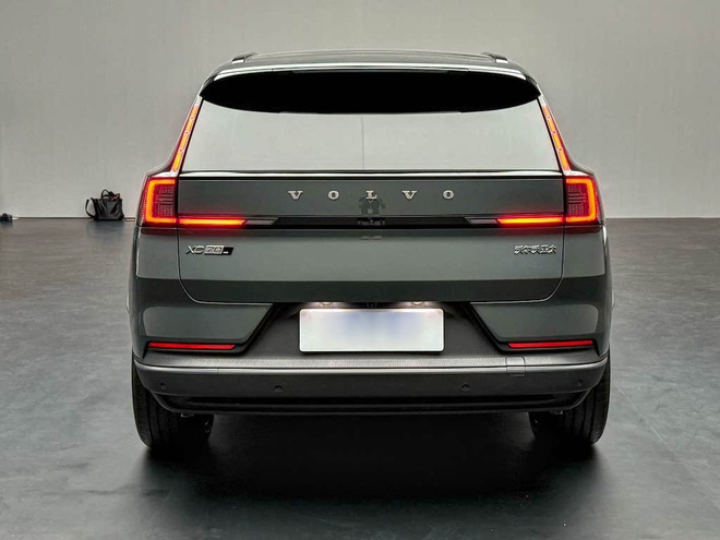 Ảnh thực tế Volvo XC70 vừa ‘hồi sinh’: Nhìn như xe điện nhưng là PHEV, mâm khủng 21 inch, về Việt Nam dễ tranh khách của ‘đàn em’ XC60- Ảnh 8. Ảnh thực tế Volvo XC70 vừa ‘hồi sinh’: Nhìn như xe điện nhưng là PHEV, mâm khủng 21 inch, về Việt Nam dễ tranh khách của ‘đàn em’ XC60- Ảnh 8.