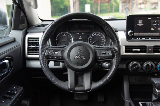 Đem Mitsubishi Triton và Toyota Hilux bản ‘base’ AT đi ‘cày’ xem xe nào hợp dân công trình hơn: Chở tốt, lái ổn thì đánh đổi bớt công nghệ- Ảnh 19. Đem Mitsubishi Triton và Toyota Hilux bản ‘base’ AT đi ‘cày’ xem xe nào hợp dân công trình hơn: Chở tốt, lái ổn thì đánh đổi bớt công nghệ- Ảnh 19.