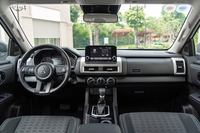Đem Mitsubishi Triton và Toyota Hilux bản ‘base’ AT đi ‘cày’ xem xe nào hợp dân công trình hơn: Chở tốt, lái ổn thì đánh đổi bớt công nghệ- Ảnh 13. Đem Mitsubishi Triton và Toyota Hilux bản ‘base’ AT đi ‘cày’ xem xe nào hợp dân công trình hơn: Chở tốt, lái ổn thì đánh đổi bớt công nghệ- Ảnh 13.