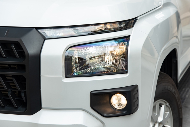 Đem Mitsubishi Triton và Toyota Hilux bản ‘base’ AT đi ‘cày’ xem xe nào hợp dân công trình hơn: Chở tốt, lái ổn thì đánh đổi bớt công nghệ- Ảnh 9. Đem Mitsubishi Triton và Toyota Hilux bản ‘base’ AT đi ‘cày’ xem xe nào hợp dân công trình hơn: Chở tốt, lái ổn thì đánh đổi bớt công nghệ- Ảnh 9.